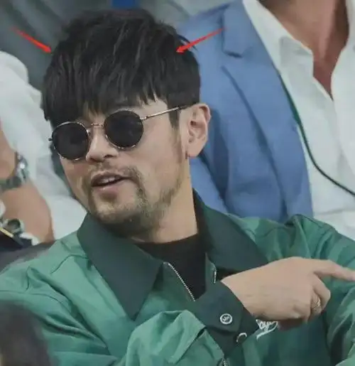 越留越长,特别是将照片放大之后,周杰伦竟然有一种满脸胡子的