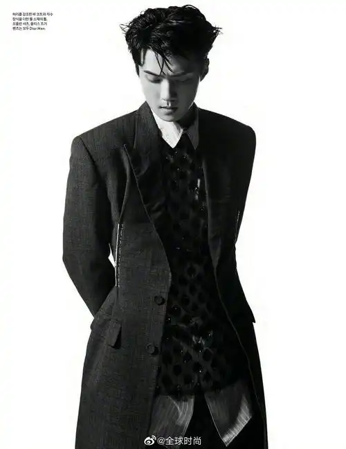 吴世勋 韩版elle 9月刊封面大片 以同色系穿搭为主……__财经头条