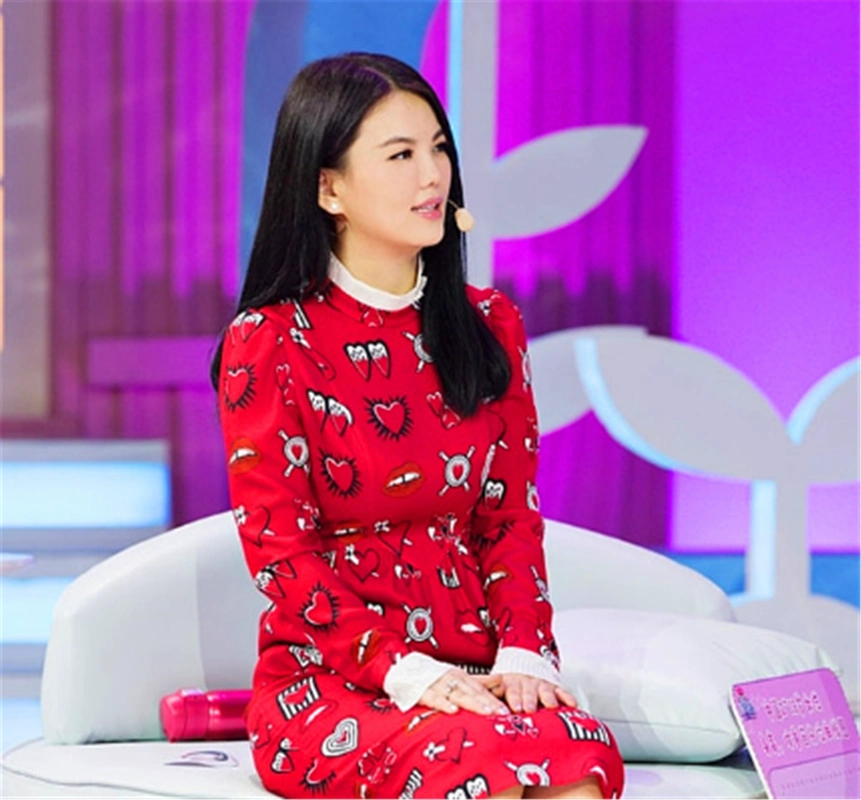 其实李湘以前在主持快乐大本营的时候是非常瘦的,后来退出节目,结婚