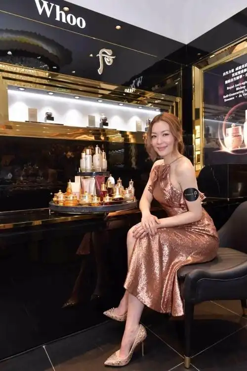 田蕊妮一袭白色长裙搭配卷发,气质十足,美得不像42岁!