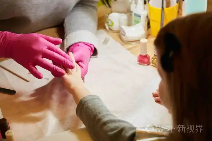 小女孩正在修指甲美容美发特写