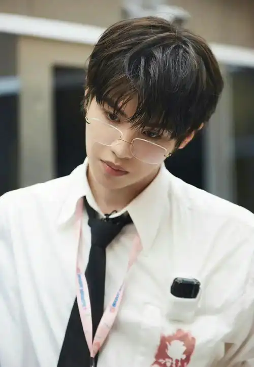 黄明昊白衬衫眼镜造型##黄明昊白衬衫眼镜造型剧照