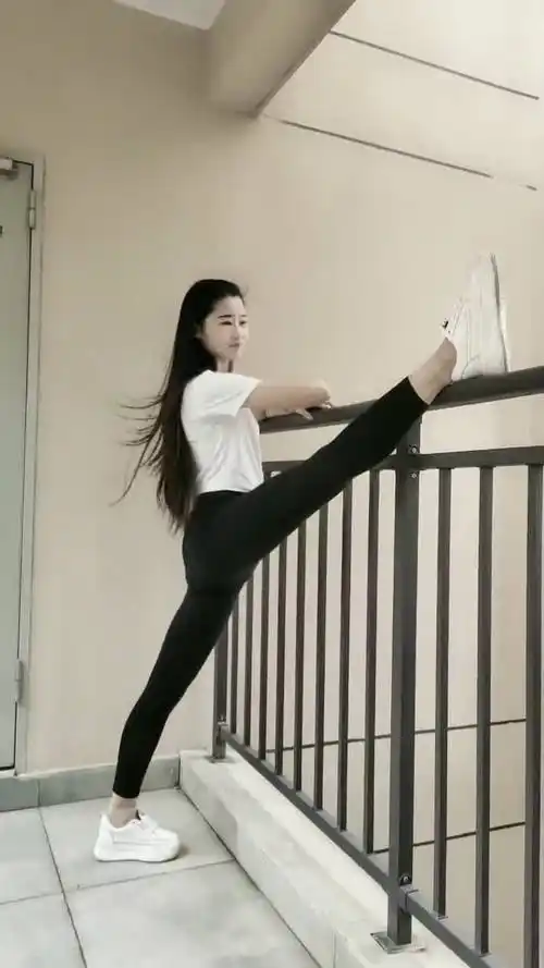 长腿小姐姐表演一字马,标准的动作精彩好看,太厉害了!