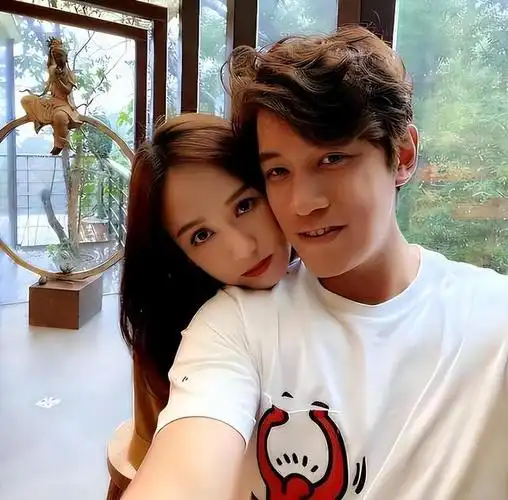 陈乔恩与老公甜蜜同框,夫妻坐热气球游玩,44岁乔恩被宠成公主