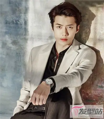 吴世勋骑白马造型高贵优雅魅力散发