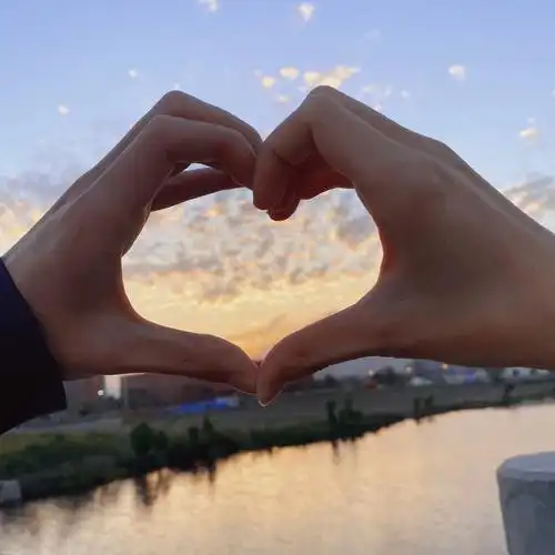 夕阳下的美景再配上手势爱情让人憧憬美好爱情