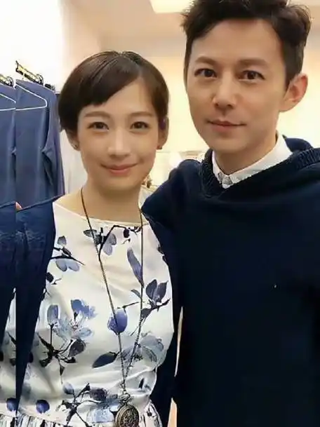 低调结婚十几年的何炅和妻子