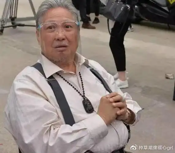 69岁洪金宝拄拐杖公开露面,满头白发显苍老,大肚腩依然很明显