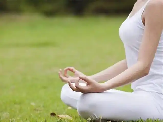 修行即修心 打坐的好处:有效放松身心,释放精神压力,让人更 - 抖音