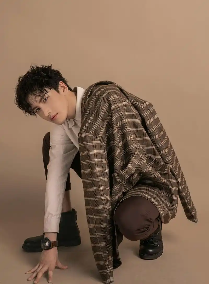 赵越化身摩登少年,全新的风格尝试