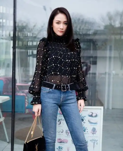 陈乔恩街拍 黑纱上衣配牛仔裤 优雅知性又不失妩媚时尚