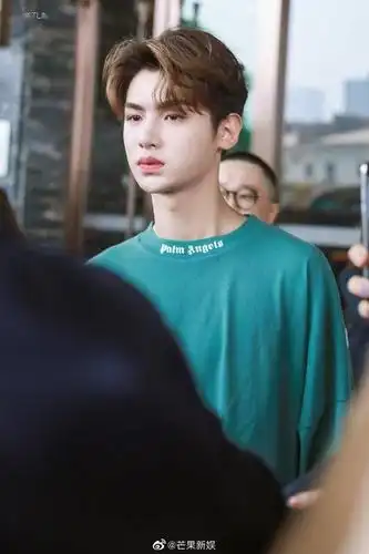 justin最新上班图奉上 想在哥哥的睫毛上一日游