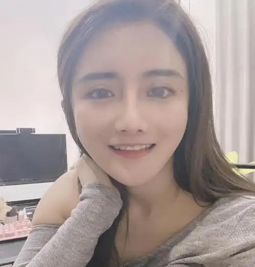 虎牙古阿扎晒美照配文9个字略显心酸评论区却被片总攻占