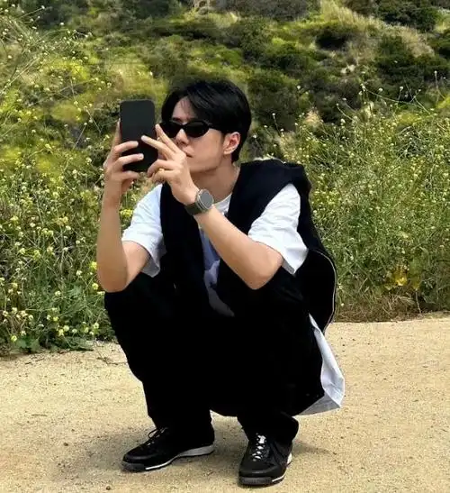 随拍#王一博ins晒好莱坞随拍9615短袖 墨镜,是给我们比耶的耶啵