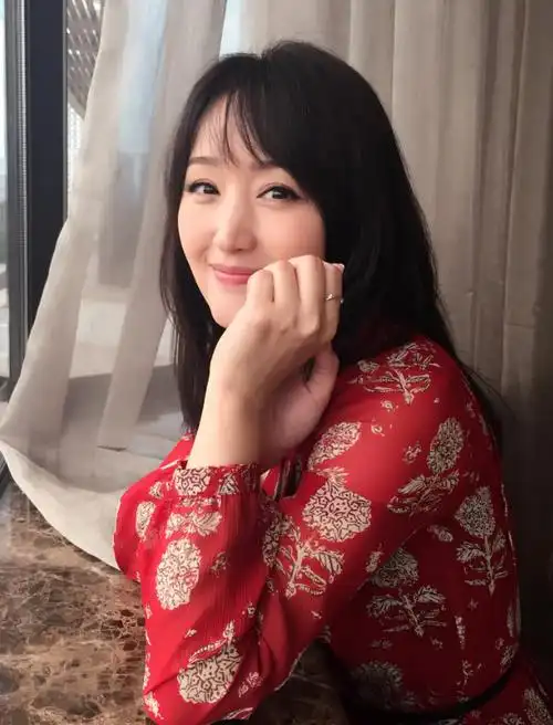 杨钰莹46岁嫩出水来,穿搭年轻了15岁,网友:男友功劳不小!