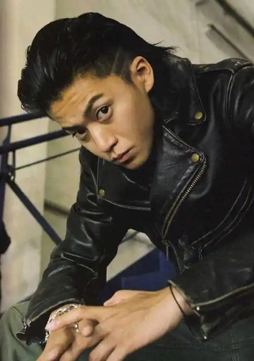 小栗旬13年前《热血高校》造型,痞帅背头,述说不凡残酷青春岁月_搞笑