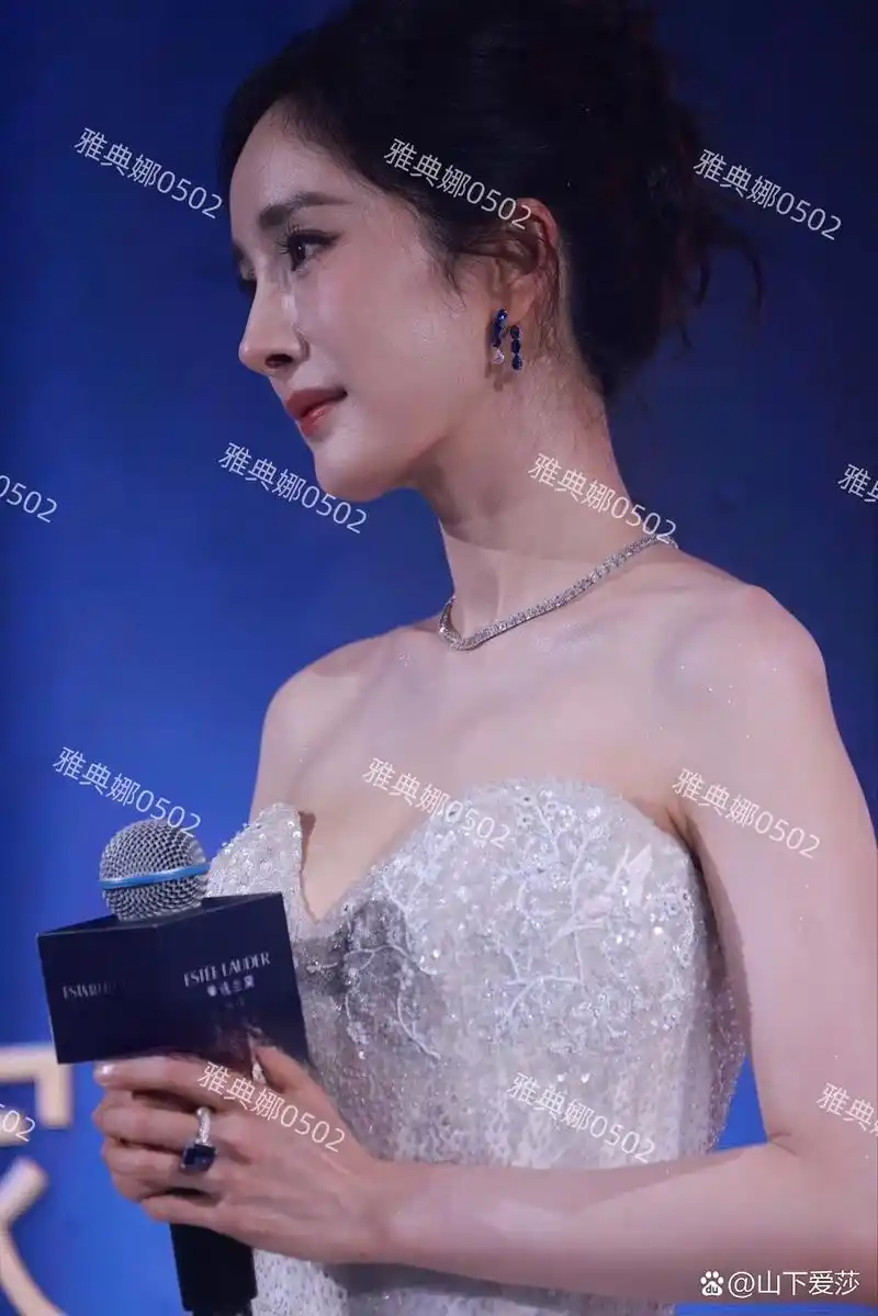 杨幂生图,五官很漂亮,皮肤不咋地很油毛孔粗大,太瘦了法令纹很深,鼻孔