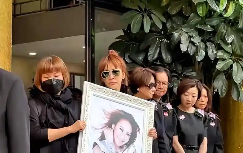 八位扶灵人送别,现场亲友哭成一片,一路走好!_甄妮_棺木_歌迷