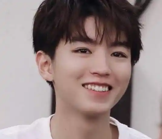 当红小鲜肉组合tfboy的队长王俊凯,曾经就有两颗小虎牙.