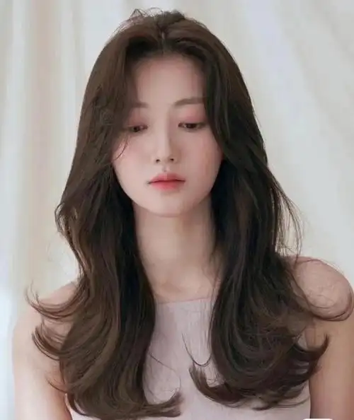 显洋气的发型啦~烫起来更有空气纹理感自然的蓬松发根会显得发量更多