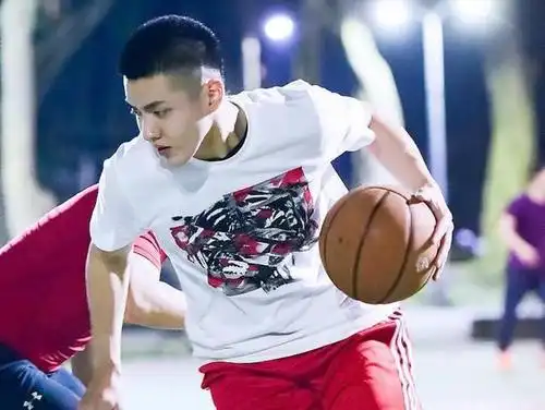 北京时间2月13日,雷-阿伦在ins上发布了与吴亦凡共同训练的照片.