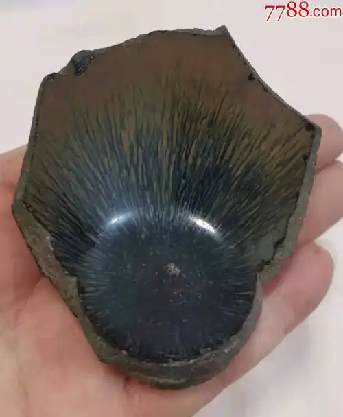 宋代建盏柿红釉兔毫浅盏标本,胎体厚实,釉面莹润肥亮,流釉自然,底足上