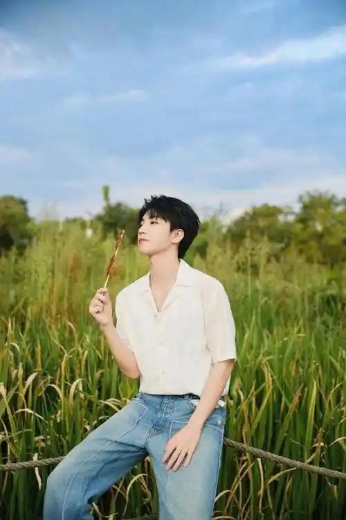 王俊凯最新写真曝光!长大型男,已经不是印象中的小孩了!