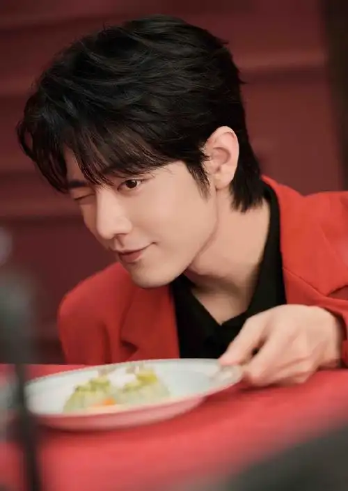 肖战红西装大背头