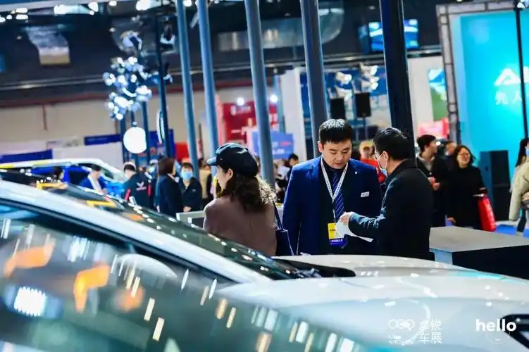 徐州国际车展第1天10000观众看直升机起飞