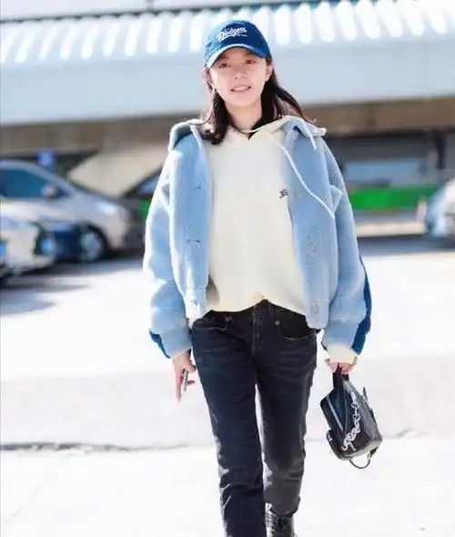 赵今麦穿羊毛羔外套搭配牛仔裤俏皮靓丽这就是17岁的美吧