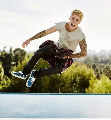 比伯剃了个圆寸头俊美的小鲜肉终于回来了