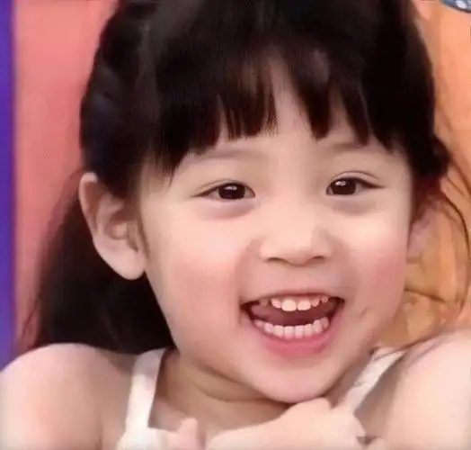 宋祖儿,刘亦菲,欧阳娜娜,迪丽热巴,美女的颜值都是等比例放大_小时候