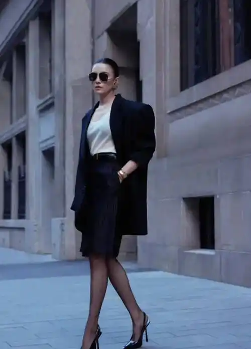 宋佳一身职业装气场超a 眼神锐利金色耳饰太亮眼_时尚_魅力_目标