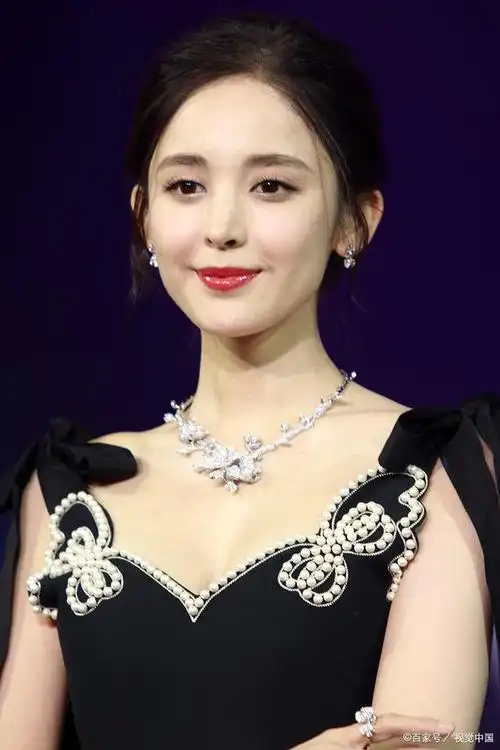 古力娜扎#娜扎是中国内地知名女演员和歌手,拥有广泛的粉丝群体.