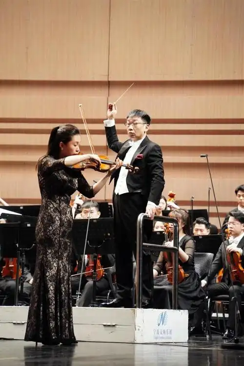 李心草执棒宁波交响乐团中国不少年轻乐团正以超乎想象的速度发展