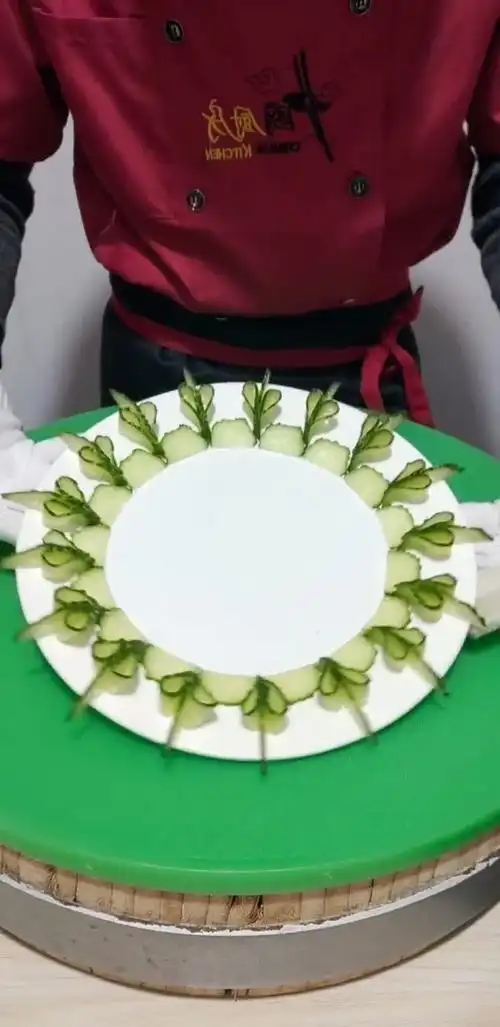 这就是高级厨师这样切黄瓜,这样的摆盘真的是太好看了!