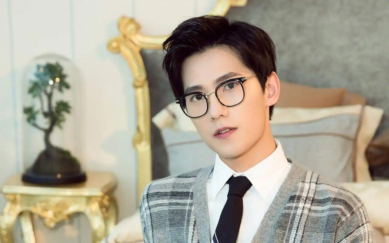 杨洋成熟绅士高清图片桌面壁纸