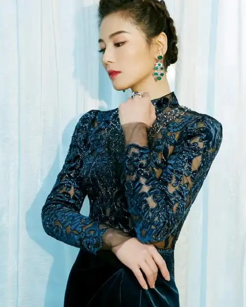 白玉兰绽放颁奖典礼##刘涛单边浮云袖礼服