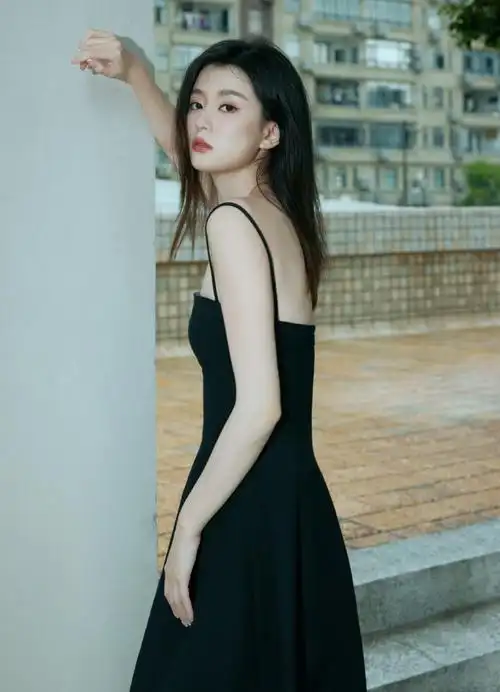 #乔欣脸链##乔欣吊带小黑裙#