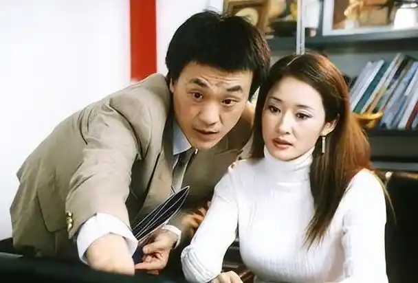 毕业后,何冰和李海洋都投身于演艺事业,他们携手并肩,共同追逐对艺术