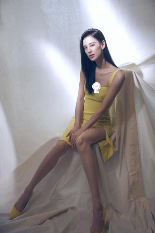 黄圣依真是标准女团身材,穿淡黄色长裙曲线迷人,不做女团可惜了