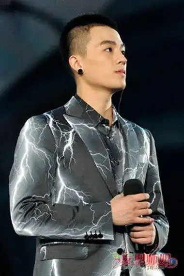 阳光帅气男明星欧豪短飞机寸头 换季男生短发烫纹理飞机头造型