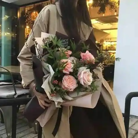 手捧玫瑰花的头像图片 头像图片大全 -【爱个性】