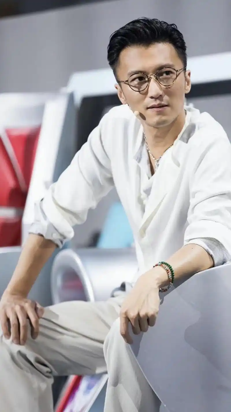 快来选择一款你喜欢的谢霆锋高清手机壁纸吧!