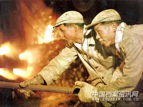1964年,湖北武汉钢铁公司的炼钢工人们正在炼钢.