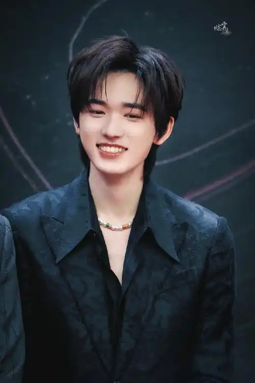 宋亚轩星光大赏##星光大赏红毯