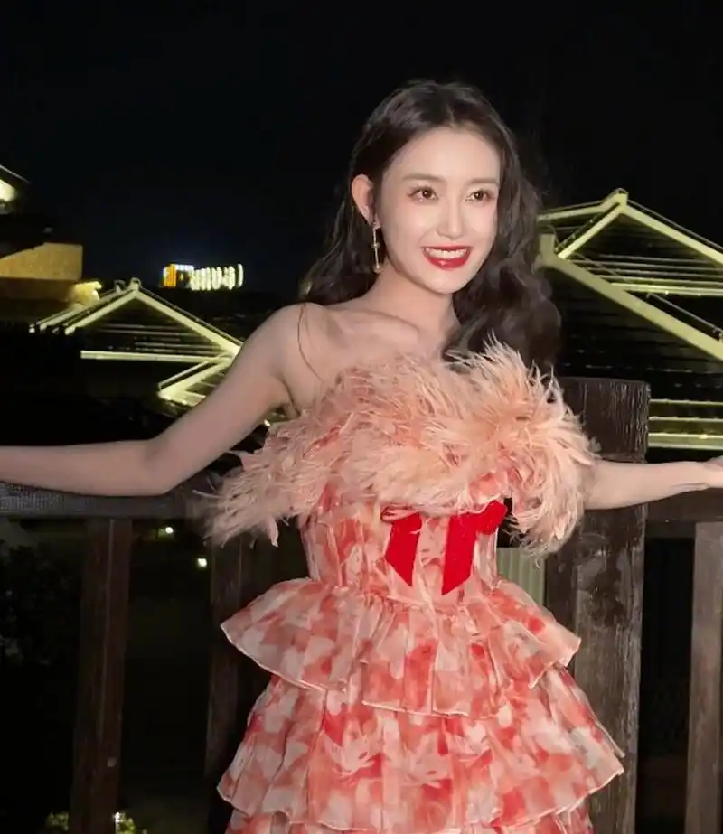 蒋依依穿礼服和平时相比就像换了个人,时尚大气又不失明星范.