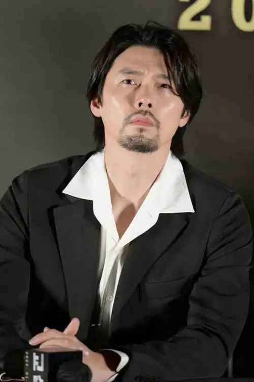 的组图刷屏,图中玄彬稍显富态,蓄了胡子,从当年的花美男变成了大叔