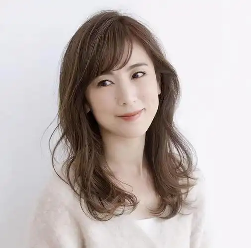 40岁女人长脸型适合什么样的发型,40岁最洋气的减龄发型设计