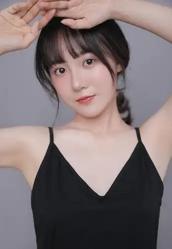 穿衣有讲究,黑色吊带装更显少女肌肤的白净细嫩